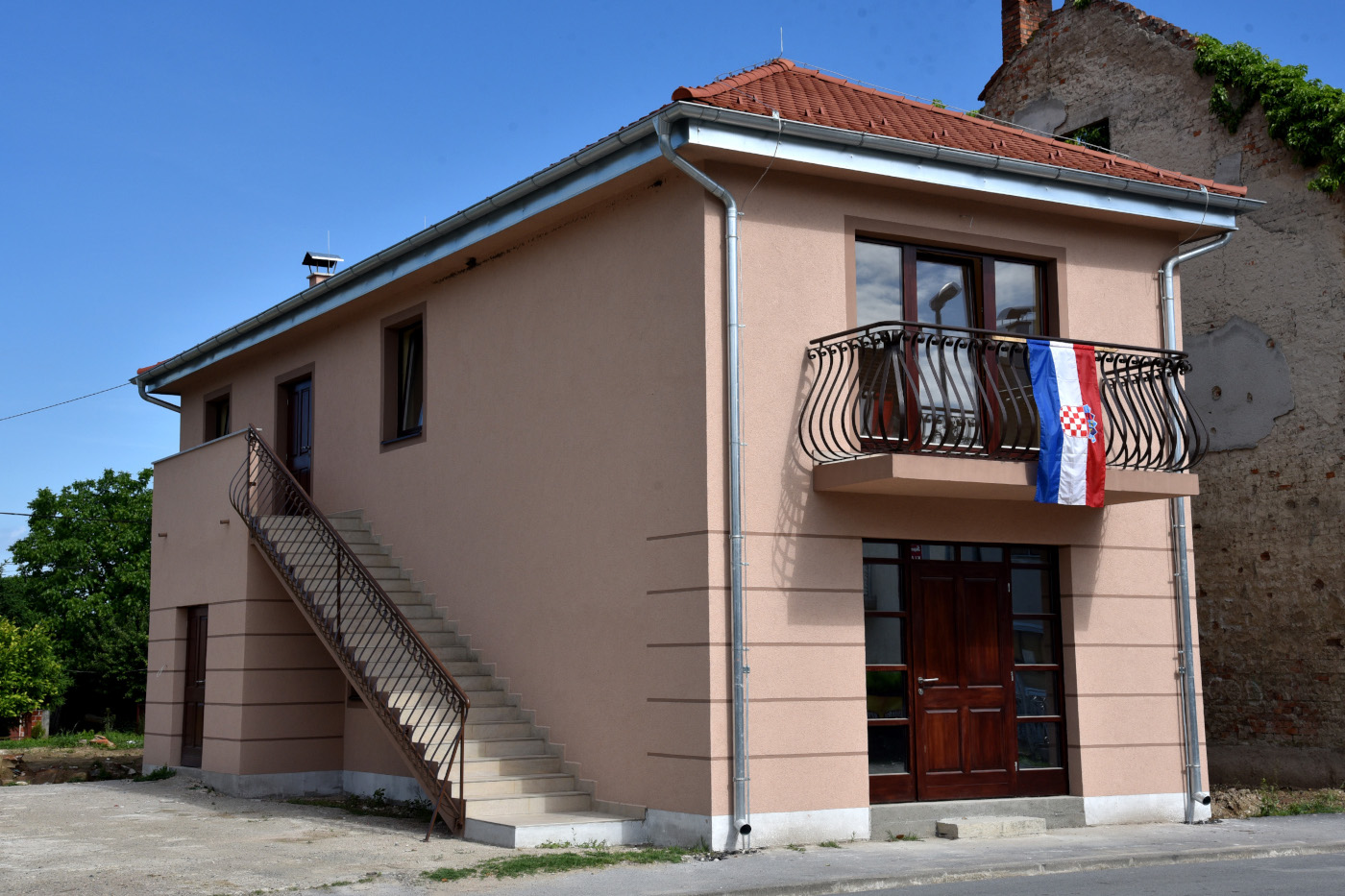 DOM BRANITELJA S SPOMEN SOBOM DOMOVINSKOG RATA U JASENOVCU