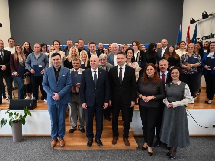 Ministar Bačić uručio ključeve novih stanova mladim obiteljima